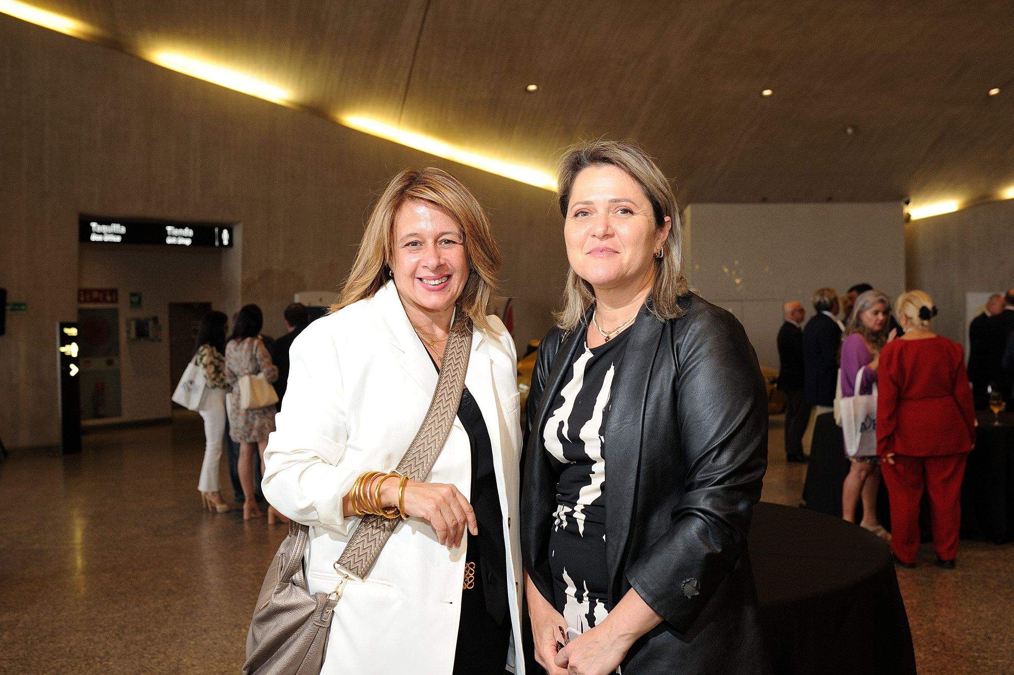 Aa consejera de Agricultura, Ganadería y Pesca del Gobierno de Canarias, Alicia Vanoostende (dcha)