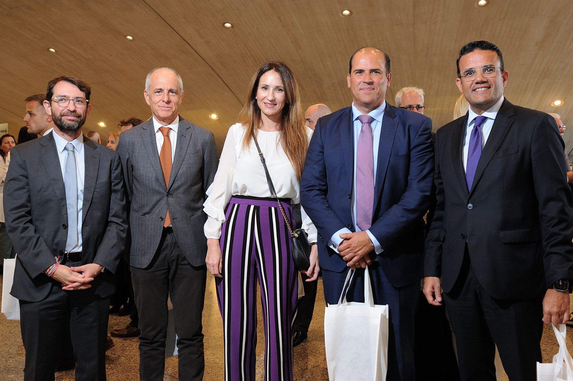 Antonio Olivera, viceconsejero del Gobierno de Canarias, Santiago Sesé, presidente de la Cámara de Comercio de SC de Tenerife; XXXXX; Manuel Afonso, delegado territorial de CaixaBank, entre otros