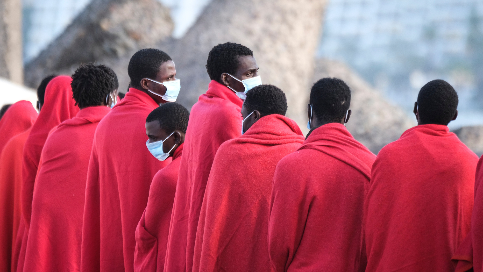 Rescate de varias personas que llegaron de forma irregular a Canarias.  / EFE - ÁNGEL MEDINA G. 