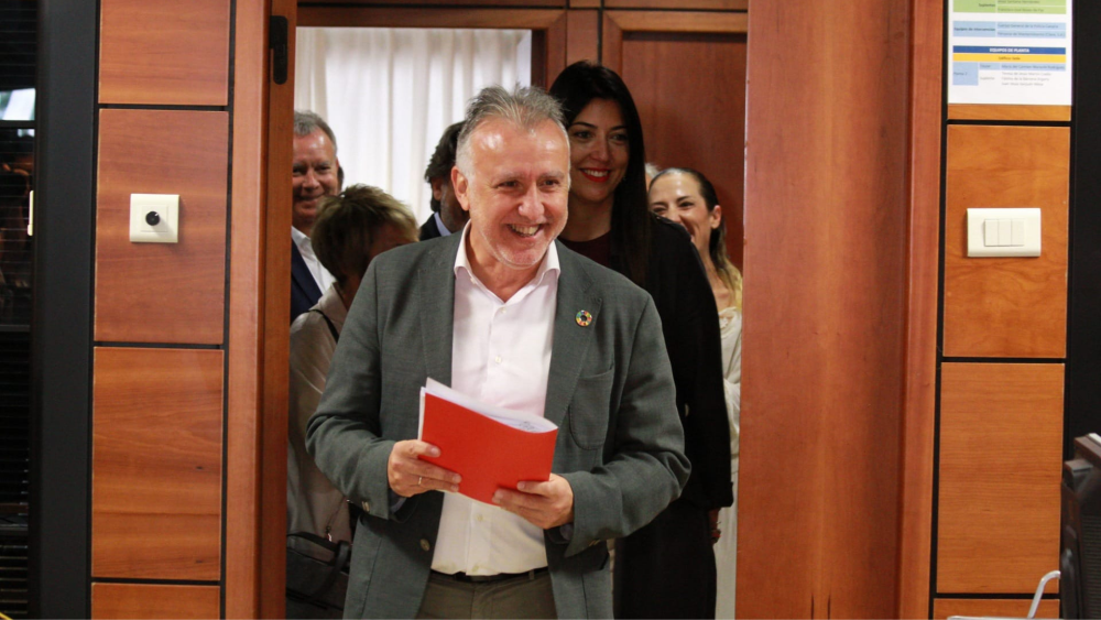 Ángel Víctor Torres entrando en el registro del Parlamento de Canarias para presentar su candidatura a la reelección. Fuera de la estancia, caras conocidas del núcleo duro del PSOE como Sebastián Franquis (izq.) o Patricia Hernández (der.)./ ÁLVARO OLIVER - ATLÁNTICO HOY