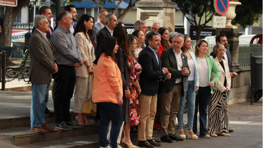 Ángel Víctor Torres posa en una foto de familia con el resto de componentes de las listas del PSOE, tanto regional como insulares./ ÁLVARO OLIVER - ATLÁNTICO HOY