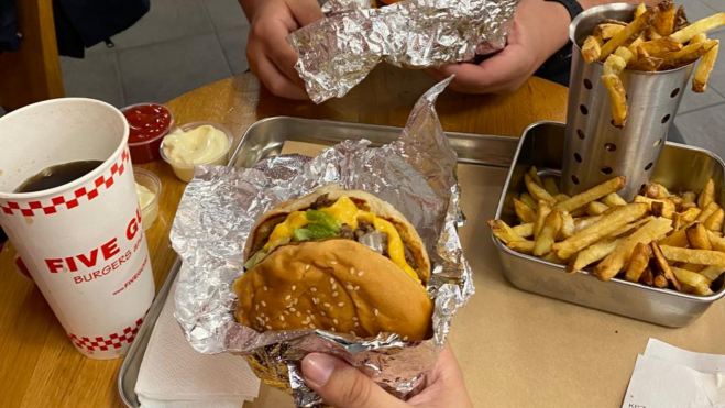 Hamburguesas y papas de un restaurante Five Guys. / ALBA MARICHAL (AH)