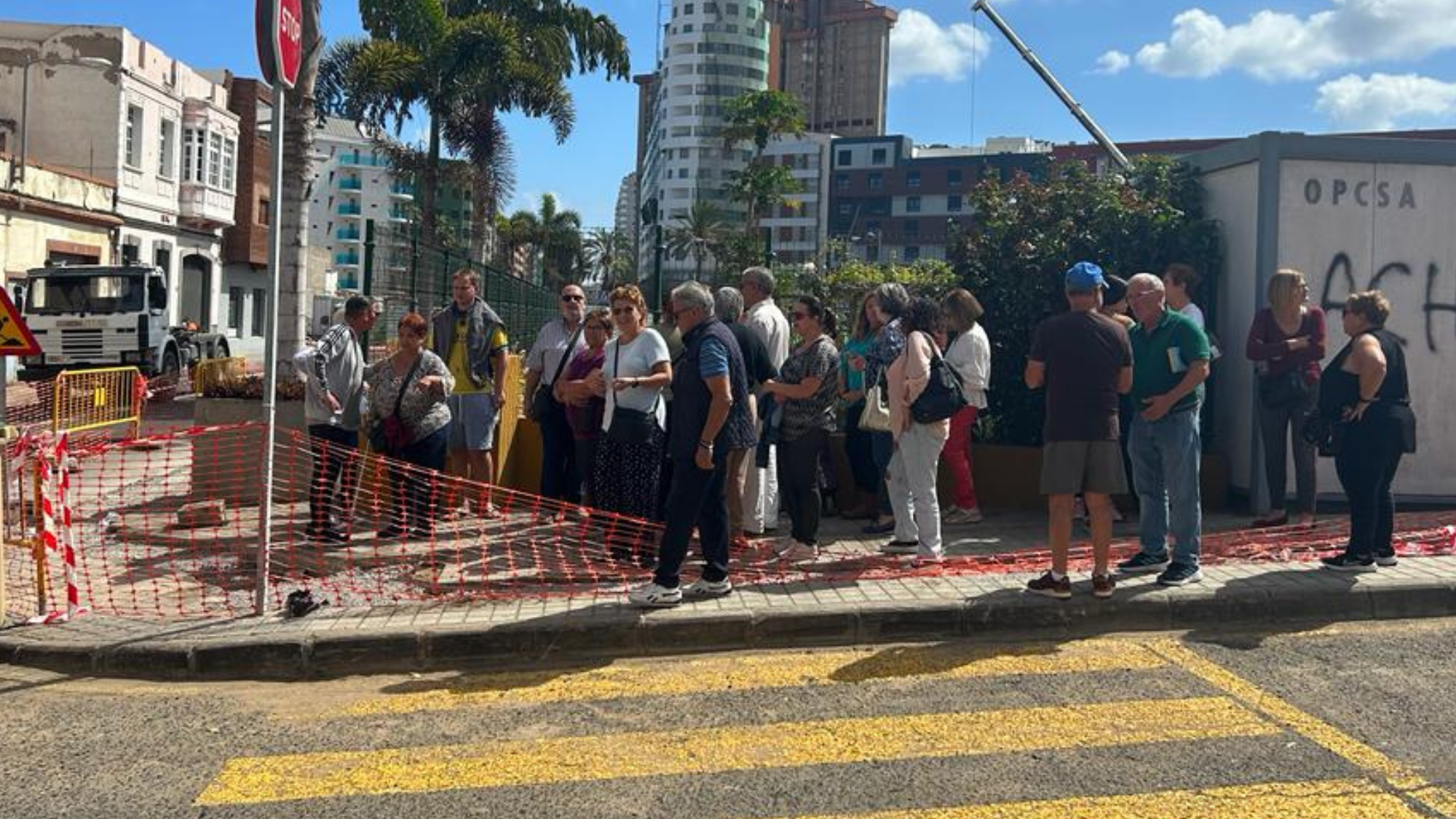 Vecinos del barrio de Guanarteme concentrados en el huerto urbano de Luchana / ATLÁNTICO HOY