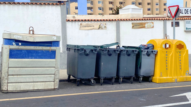 Varios contenedores del servicio de limpieza en Candelaria. / ATLÁNTICO HOY