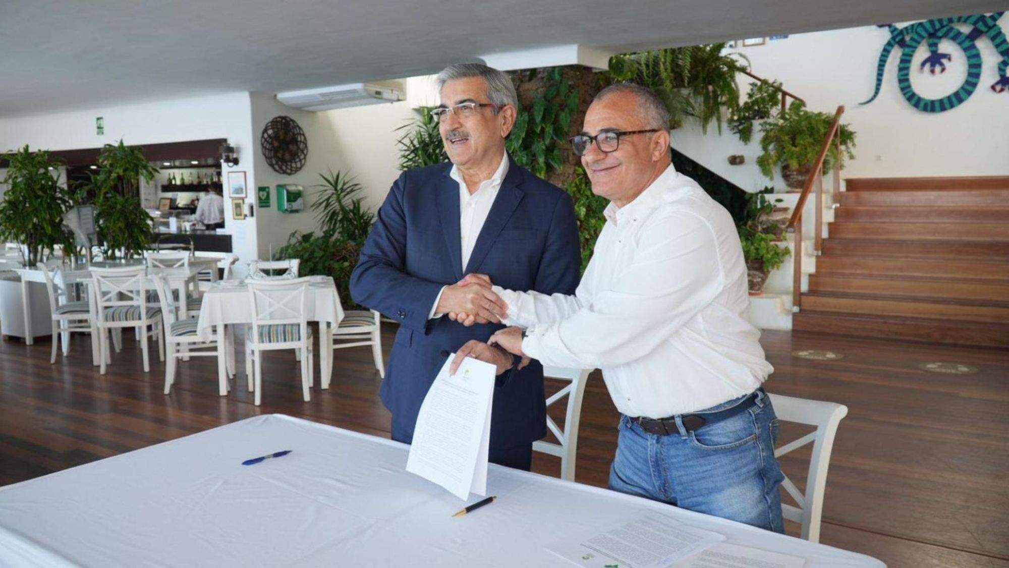 Román Rodríguez, presidente de Nueva Canarias, y Javier Armas, líder de la Agrupación Herreña Indenpendiente, posan tras la firma del acuerdo electoral