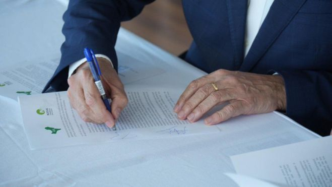 Román Rodríguez firma el acuerdo electoral entre Nueva Canarias y Agrupación Herreña Independiente