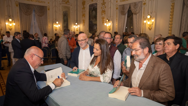 Antonio Morales firmando un ejemplar de su libro / CABILDO DE GRAN CANARIA Antonio Morales firmando un ejemplar de su libro / CABILDO DE GRAN CANARIA