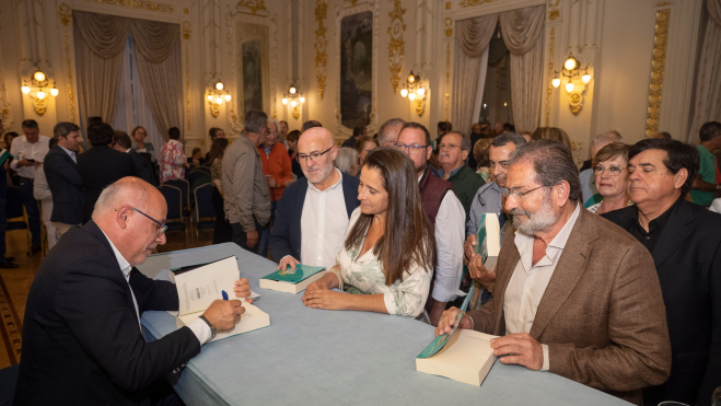 Antonio Morales firmando un ejemplar de su libro / CABILDO DE GRAN CANARIA