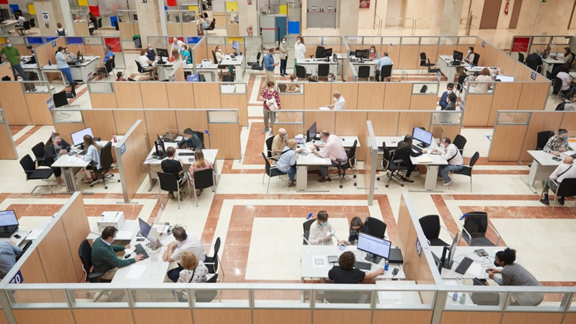 Oficinas de Hacienda durante la declaración de la renta. / EFE