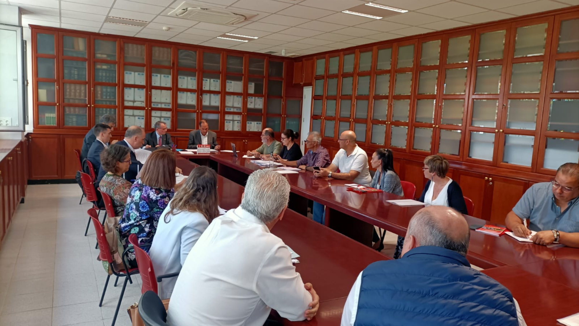 Momento de la reunión, que finalmente no se llevó a cabo, para tomar una decisión sobre el preaviso de huelga de ambulancias / ATLÁNTICO HOY - MARCOS MORENO