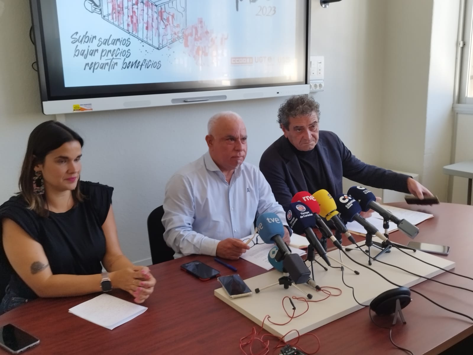 Itaysa Torres, responsable de Acción Social de USO, Manuel Navarro, secretario general de UGT, e Inocencio González, secretario general de CCOO./ CEDIDA