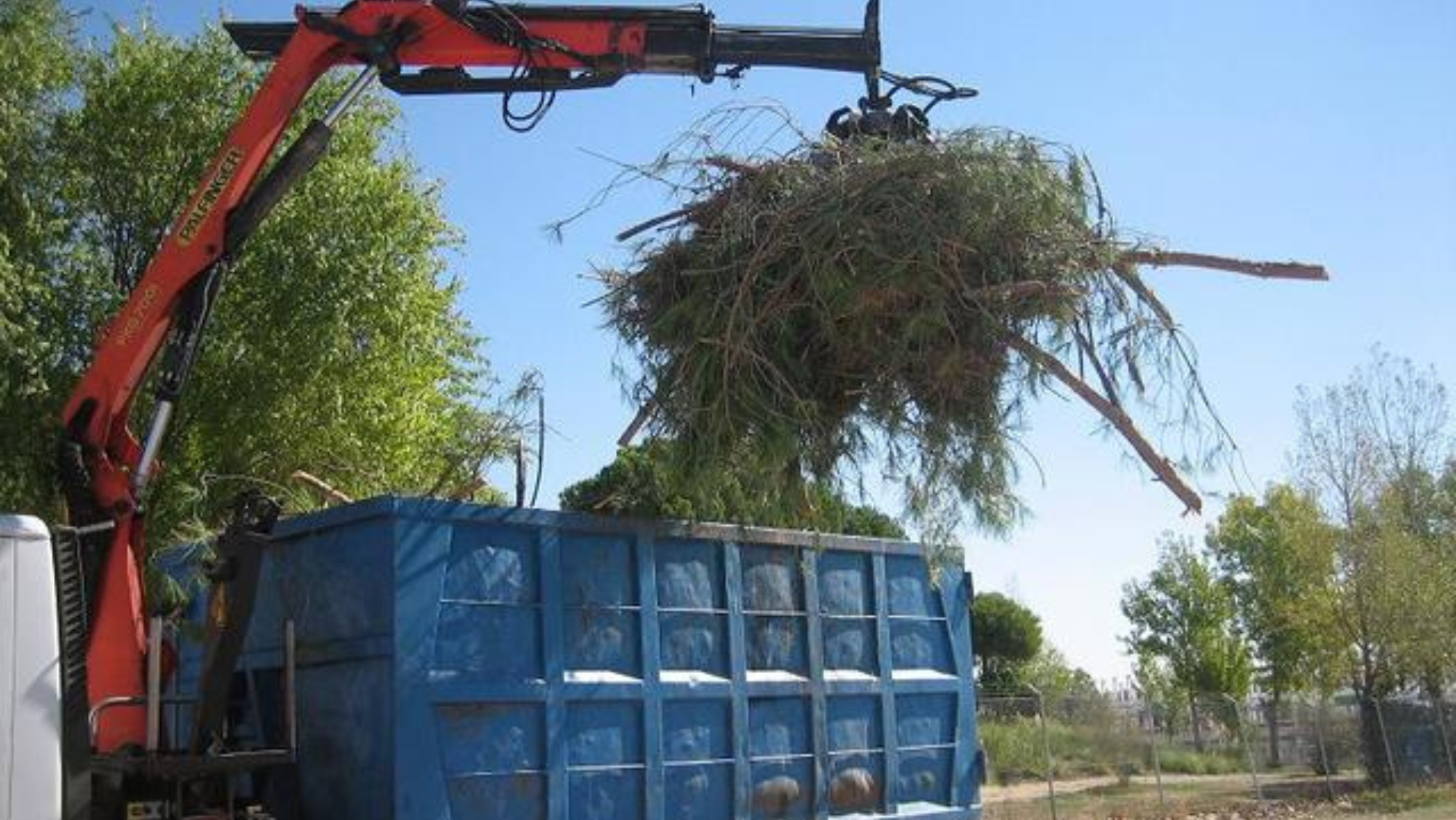 Imagen de archivo de un camión recogiendo restos de poda./ ARCE RECUPERACIONES