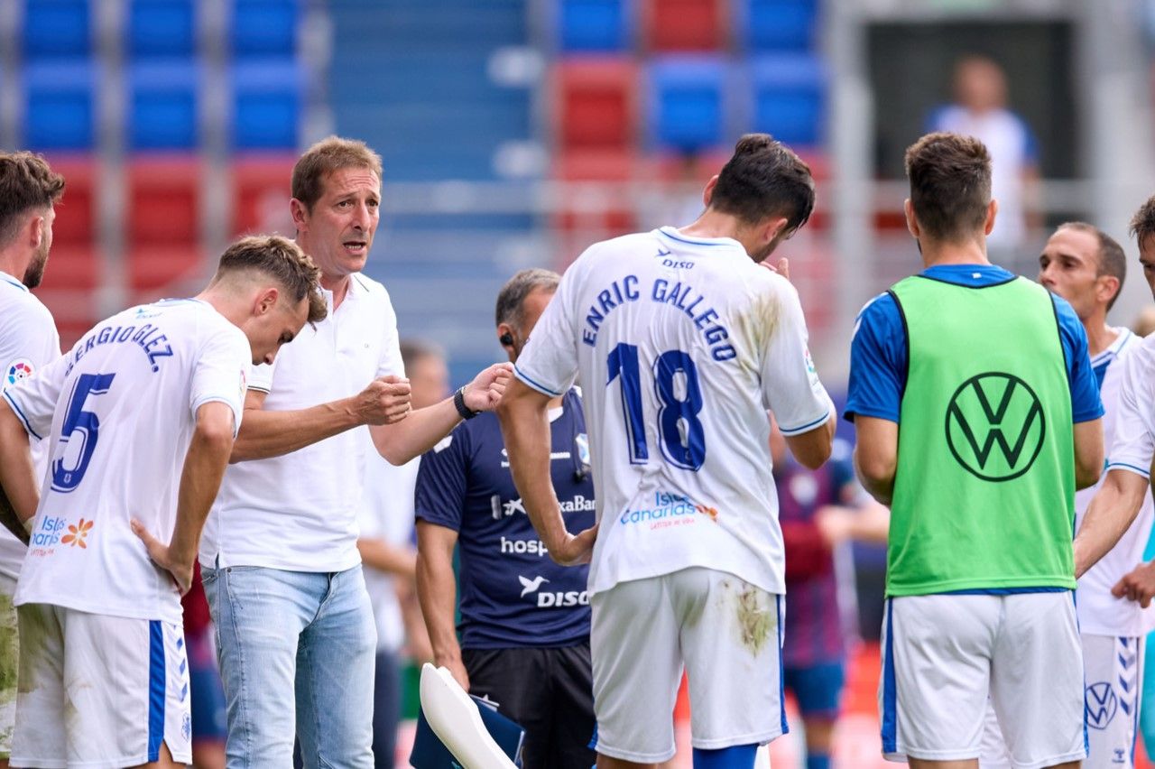 Luis Miguel Ramis se dirige a Enric Gallego durante una charla con los jugadores en un pausa de hidratación del primer partido de Liga ante el Eibar./ 