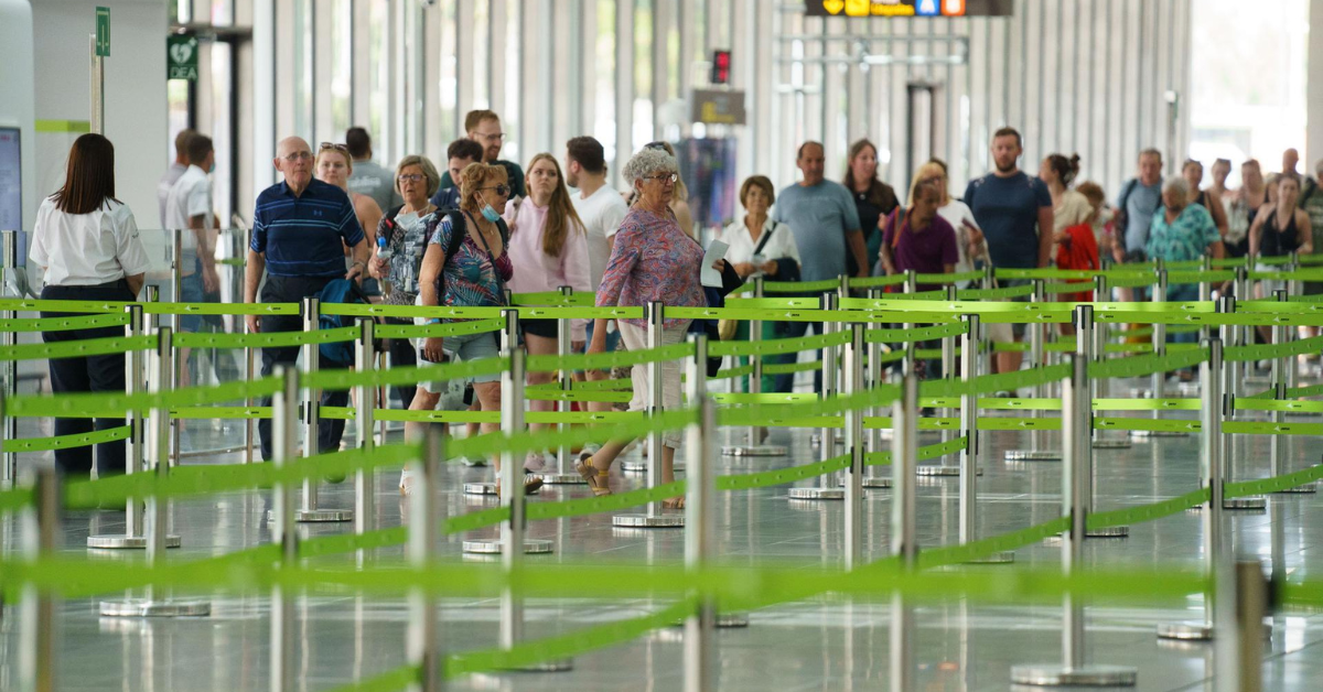 Llegada de pasajeros a un aeropuerto canario. / EFE