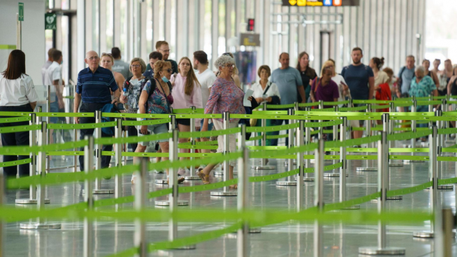 Llegada de turistas a un aeropuerto canario. / EFE