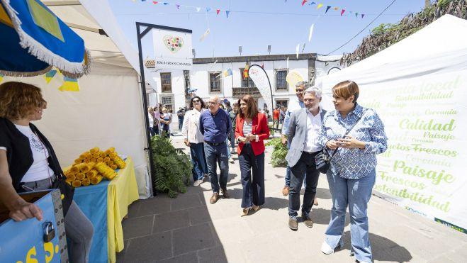 Carmen Hernández visita un puesto de la Feria KM0 celebrada en Telde. / AYUNTAMIENTO DE TELDE