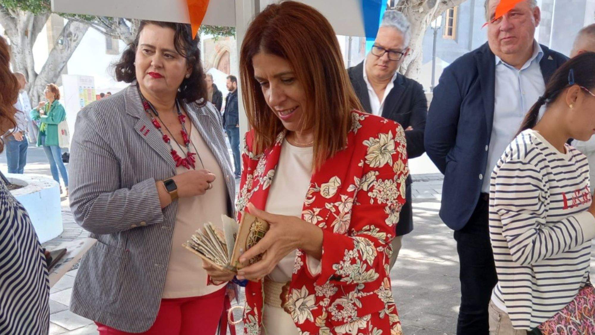 Carmen Hernández hojea una obra en la inauguración de la Feria del Libro de Telde. / AYUNTAMIENTO DE TELDE Carmen Hernández hojea una obra en la inauguración de la Feria del Libro de Telde. / AYUNTAMIENTO DE TELDE