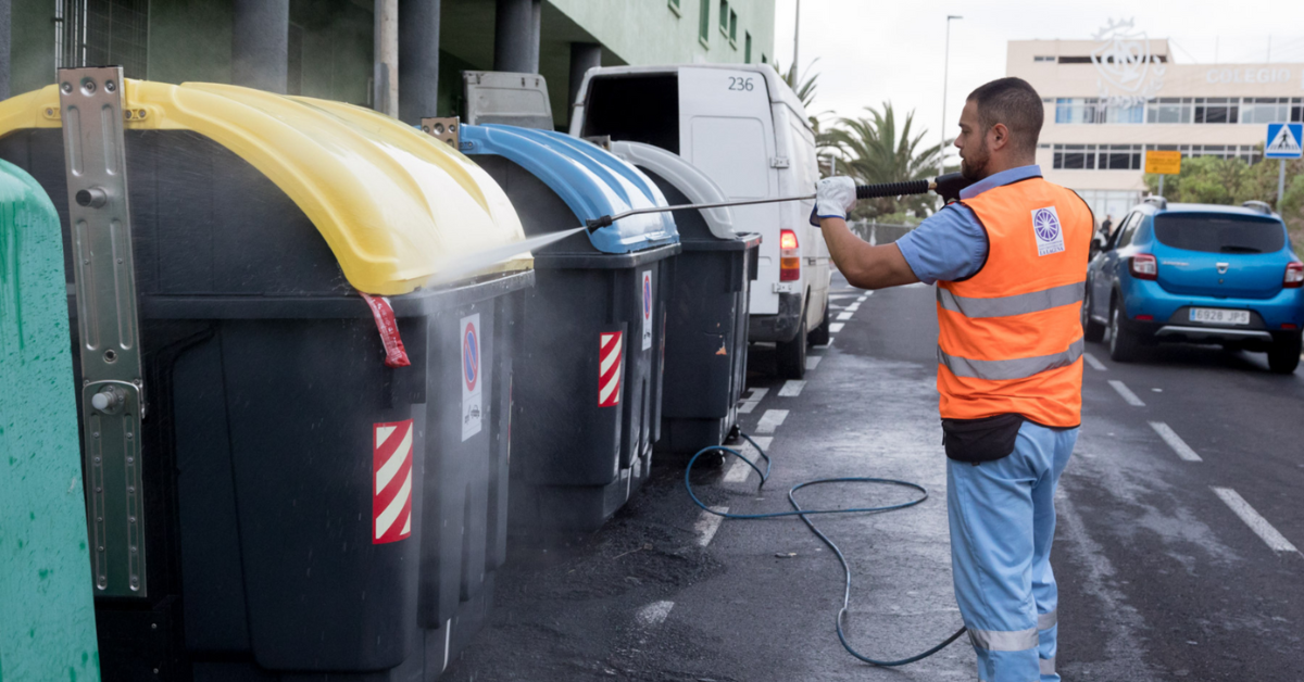 Un operario municipal de La Laguna limpia un contenedor en el marco de un operativo de limpieza y mantenimiento./ CEDIDA