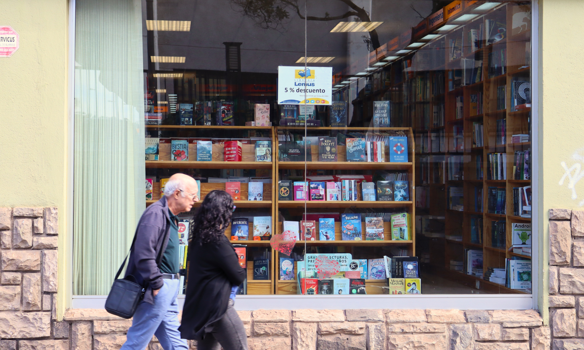 Dos personas pasean por delante de la librería Lemus, en La Laguna, en Tenerife. / ATLÁNTICO HOY