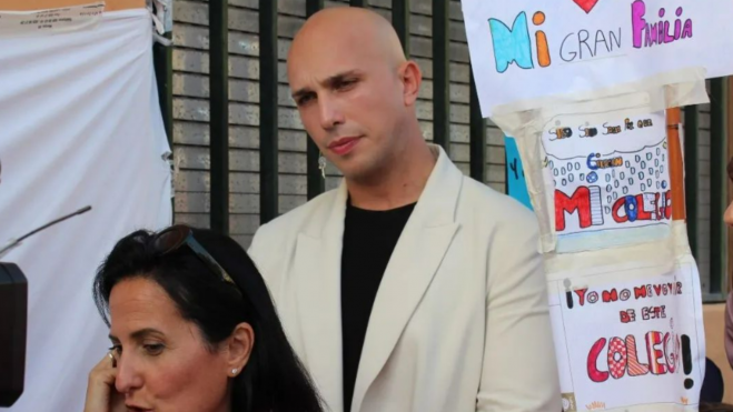 Emma Colao candidata a la presidencia por Reunir Canarias en una manifestación contra el cierre de un colegio REDES