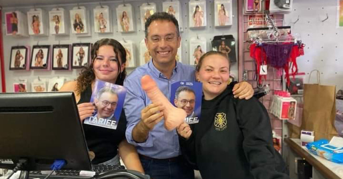 Carlos Tarife, candidato a la alcaldía de Santa Cruz de Tenerife, con un pene de goma en la mano./ REDES