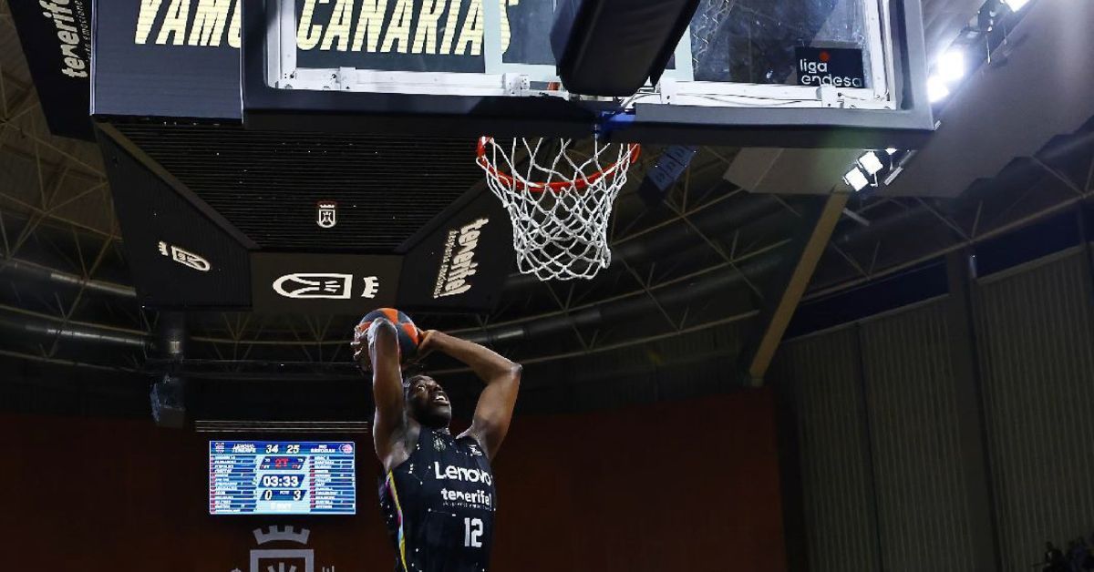 Diagne se alza para machacar en la victoria del CB Canarias por 85-67 ante Río Breogán en el Santiago Martín./ CB CANARIAS.