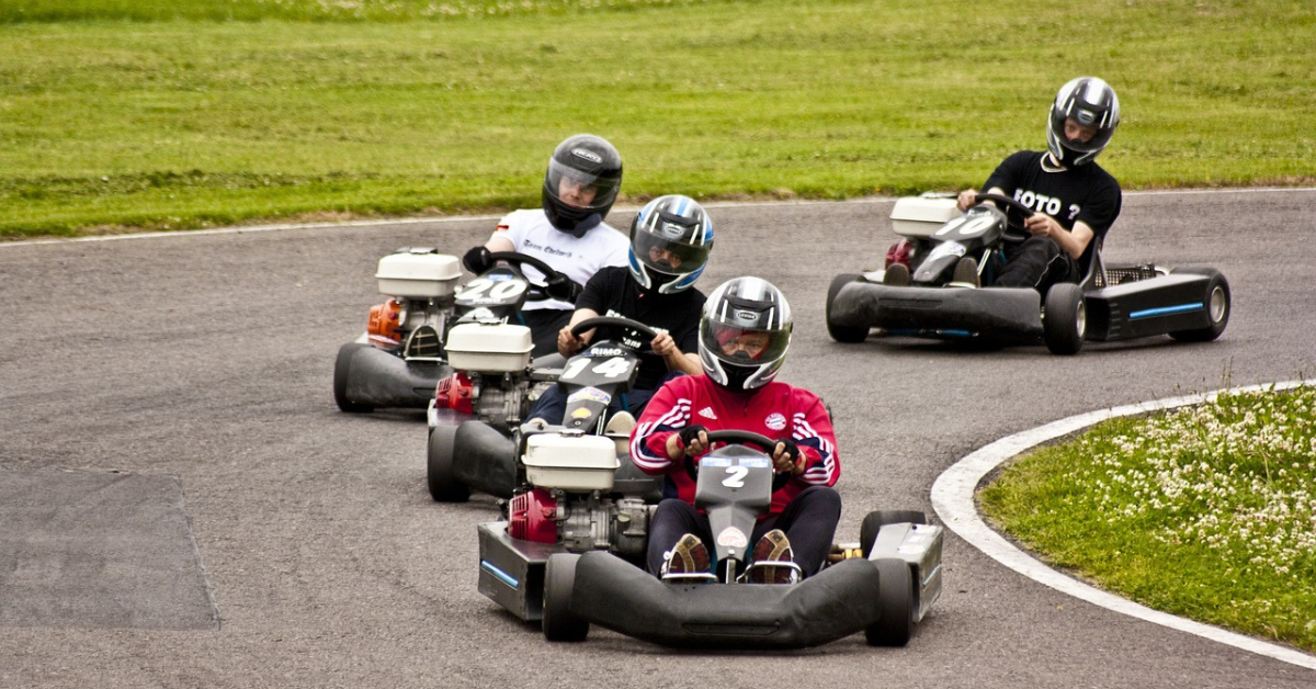 Grupo de personas en un karting. / PIXABAY