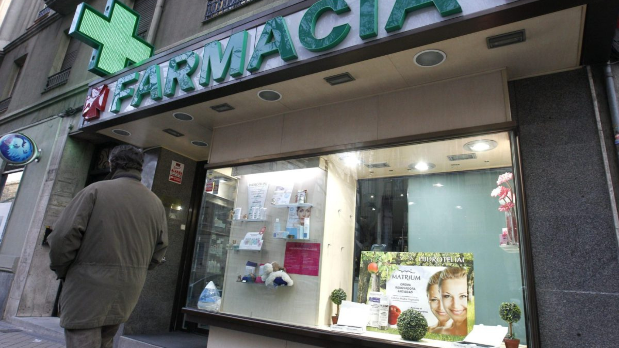 Fachada de una farmacia en Canarias / EFE