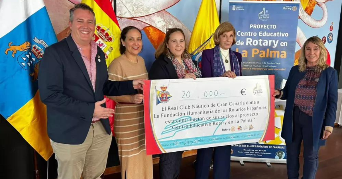 Momento de la entrega del cheque en el Náutico / RCNGC