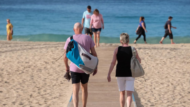Dos turistas en la playa de Morro Jable, Fuerteventura / EFE