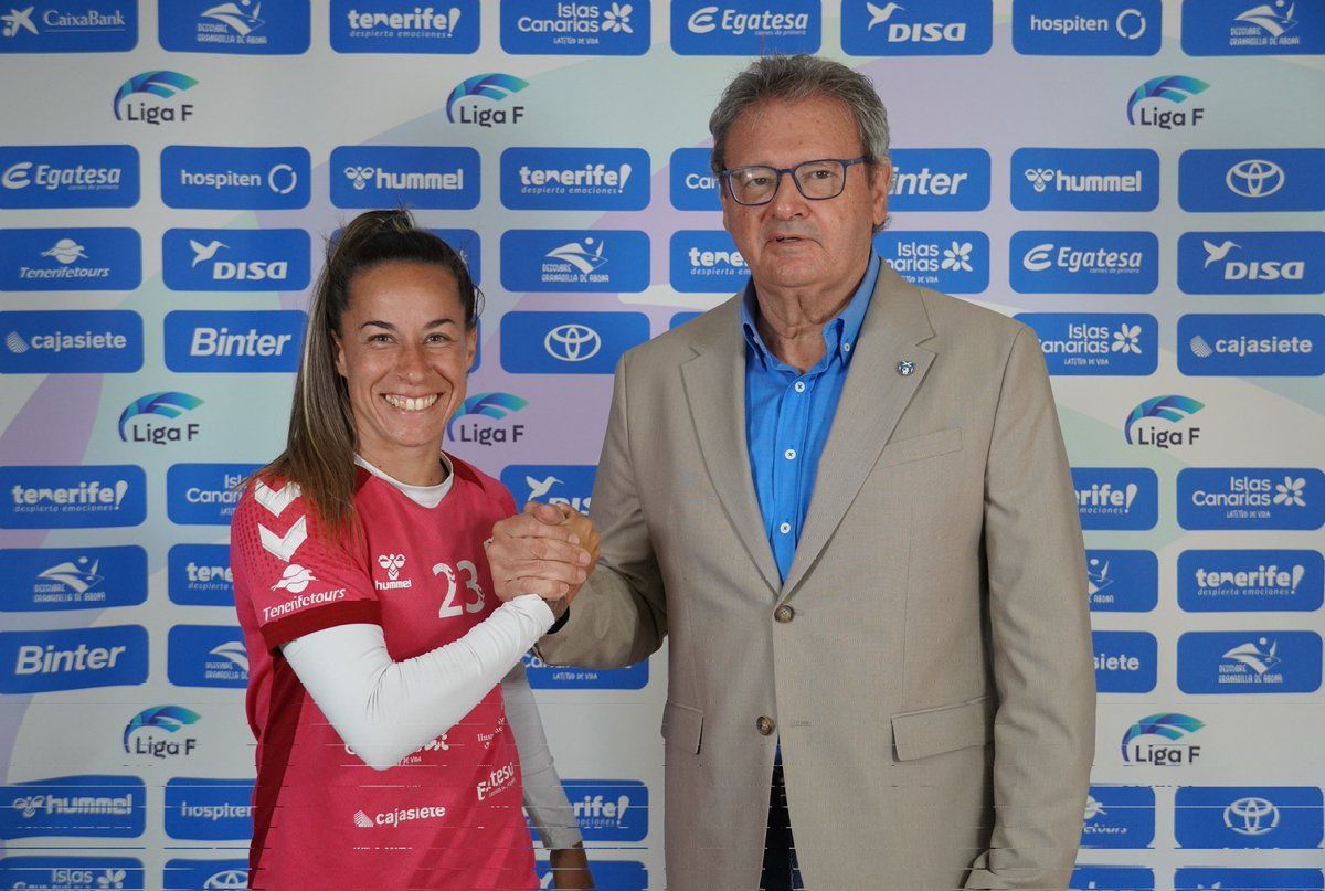 Pisco y Sergio Batista sellaron la vinculación de la jugadora por una temporada más con la UD Granadilla./ UD GRANADILLA TENERIFE.