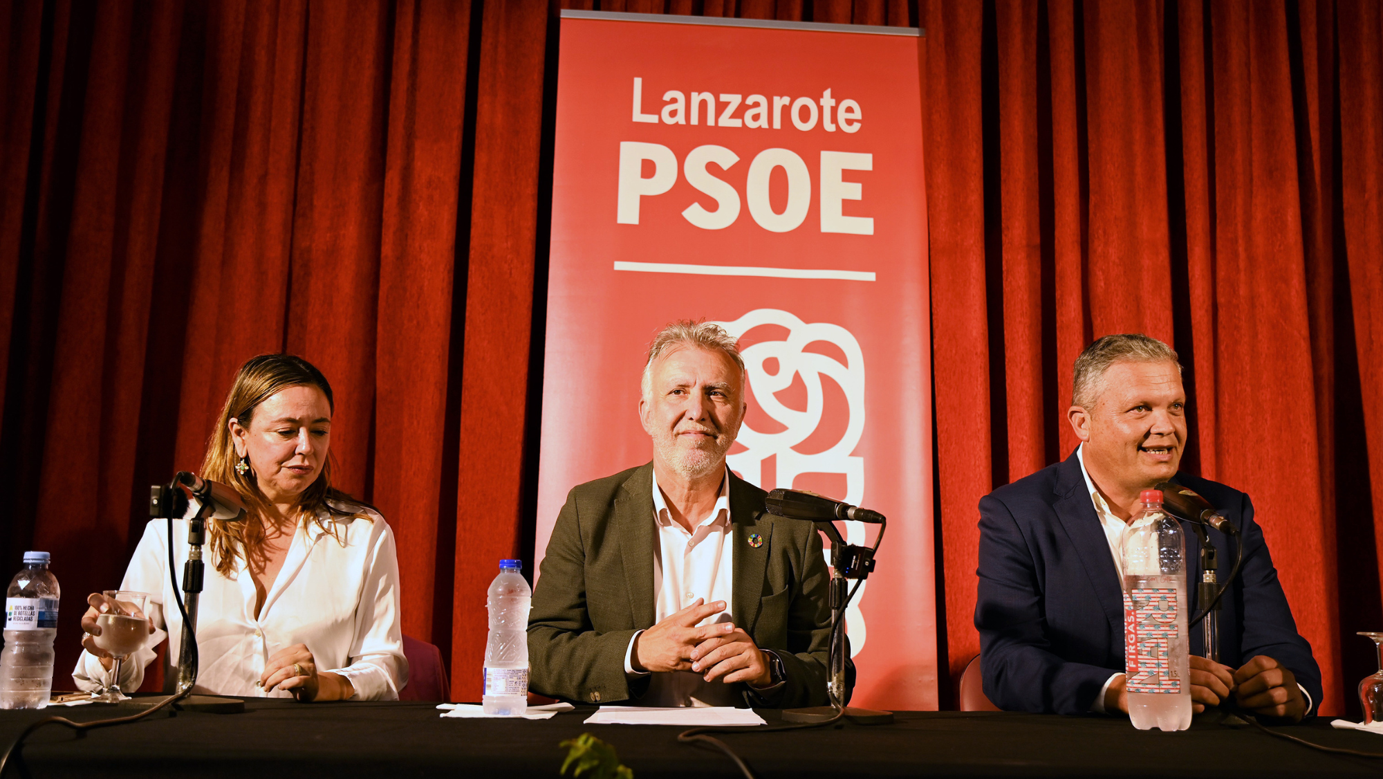 Ángel Víctor Torres, presidente de Canarias, en Lanzarote (centro) con Carlos Alférez (derecha), en las listas del PSOE para Arrecife, y Loli Corujo (izquierda), secretaria general del partido en la isla./ ACFIPRESS