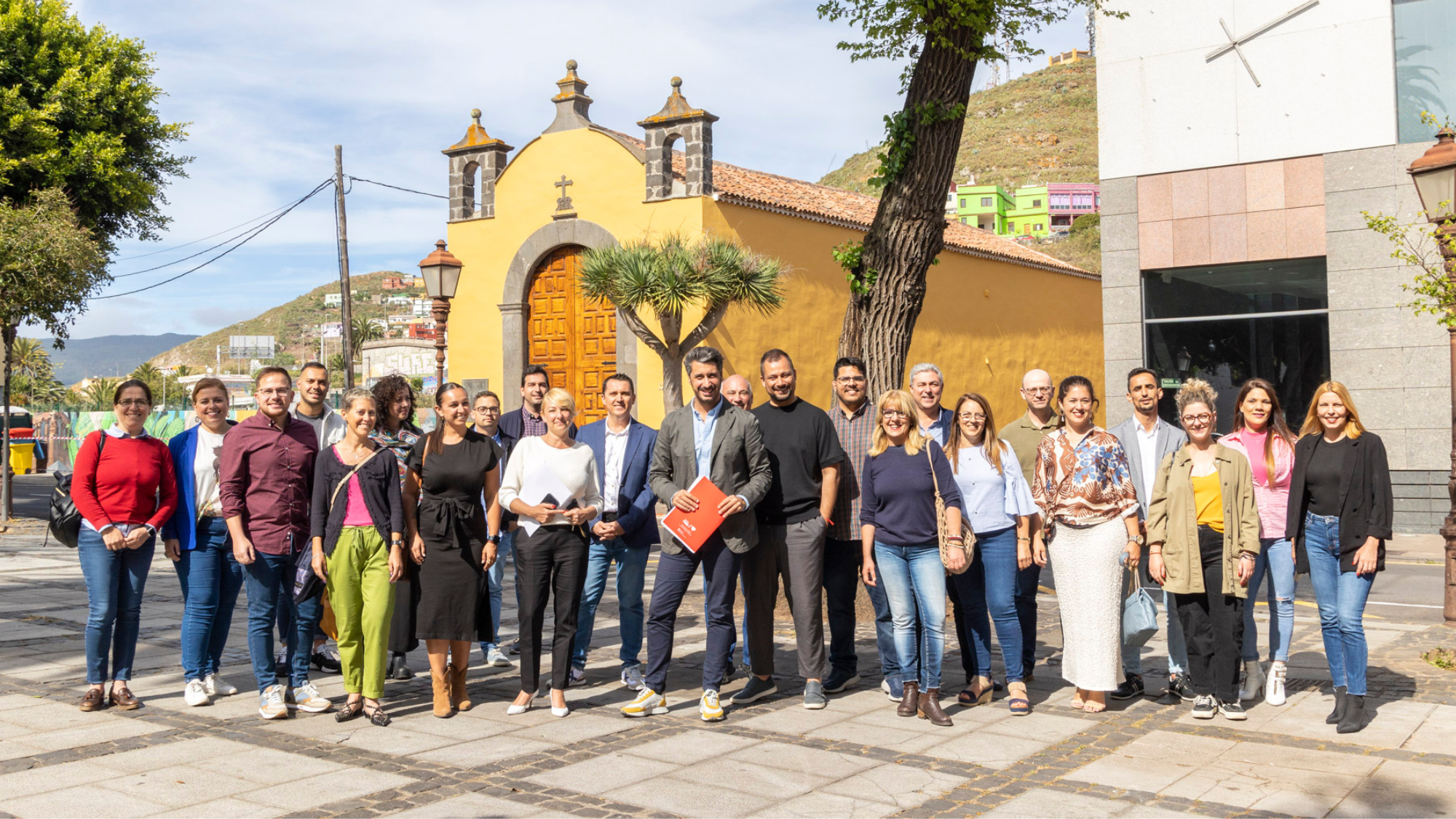 Luis Yeray Gutiérrez (centro, con la carpeta en la mano) junto con la lista del PSOE a La Laguna./ CEDIDA
