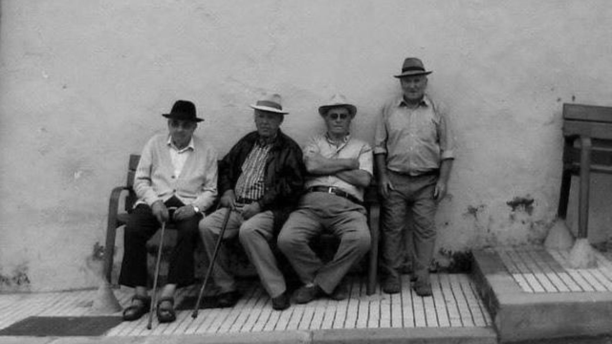 Fotografía antigua de vecinos de La Corujera en la calle La Acequia. Ramón (de pie) y Santiago (al lado de Ramón), únicos supervivientes de la fotografía)/ CEDIDA