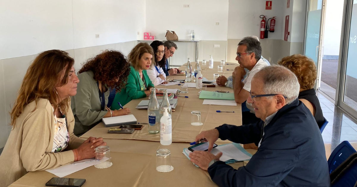 Elizabeth Hernández, directora del SCS (primer plano, izquierda), reunida con representantes de la plataforma del Hospital del Sur./ CEDIDA