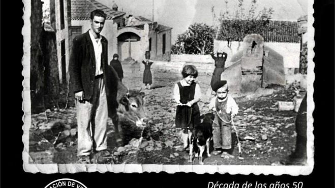 La única foto recuperada de la acequia, donde los vecinos se reunían a beber agua y a departir. En la imagen, de izquierda a derecha, los vecinos Paulito González, Nena y su hermano Francisco. / CEDIDA