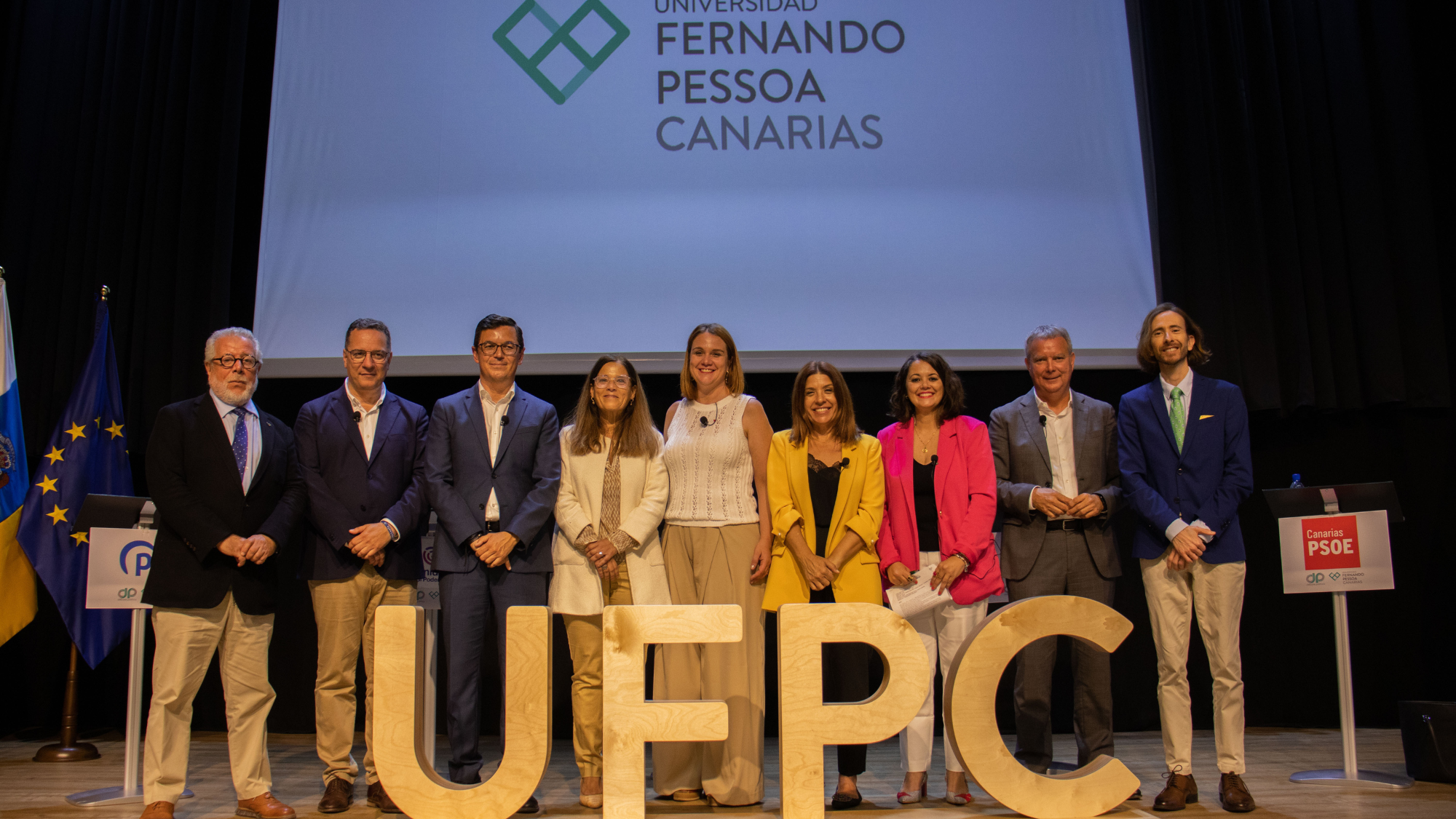 Imagen de los candidatos durante debate político junto a la moderadora Sima González, la decana, el presidente y el rector de la Universidad Fernando Pessoa Canarias  ATLÁNTICO HOY