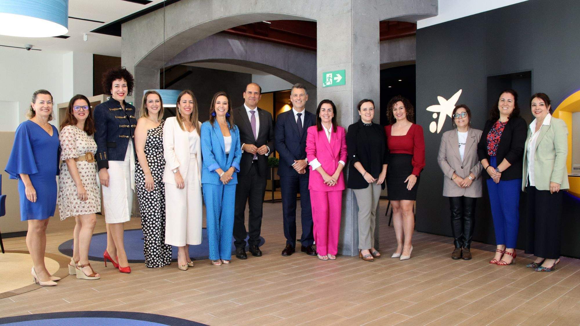 El equipo humano de la nueva oficina Store de CaixaBank en Santa Cruz de La Palma, con el director territorial de la entidad en Canarias, Manuel Afonso (en el centro) / CEDIDA