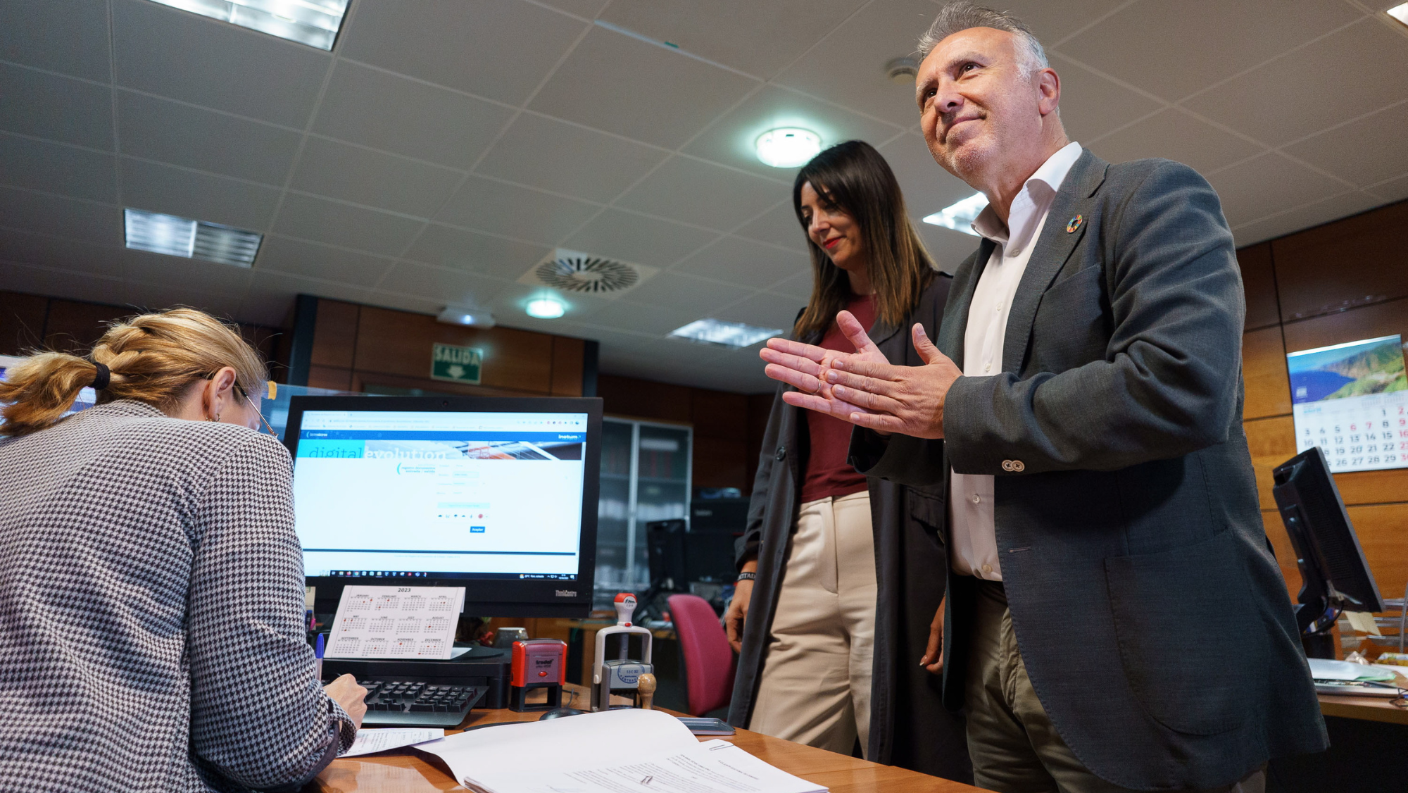 El presidente del Gobierno de Canarias y secretario general del PSOE de Canarias, Ángel Víctor Torres, presenta su candidatura a las elecciones regionales del 28M. / RAMÓN DE LA ROCHA  EFE