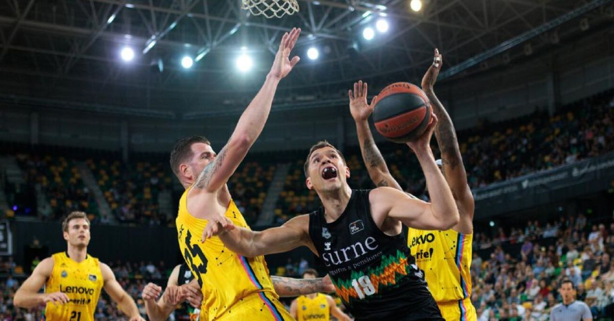 Fran Guerra intenta un tapón sobre su excompañero Sulejmanovic en la victoria del CB Canarias ante Bilbao Basket en Miribilla./ CB CANARIAS.