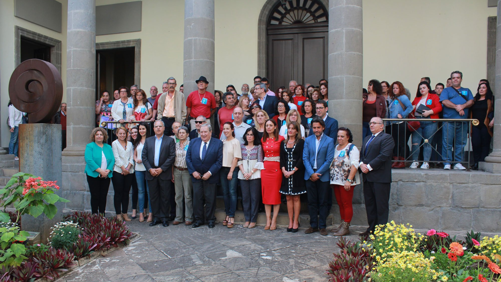 Miembros del Parlamento de Canarias tras declarar el 30 de agosto Día en memoria bebés robados y sus familias en Canarias. / PARLAMENTO DE CANARIAS