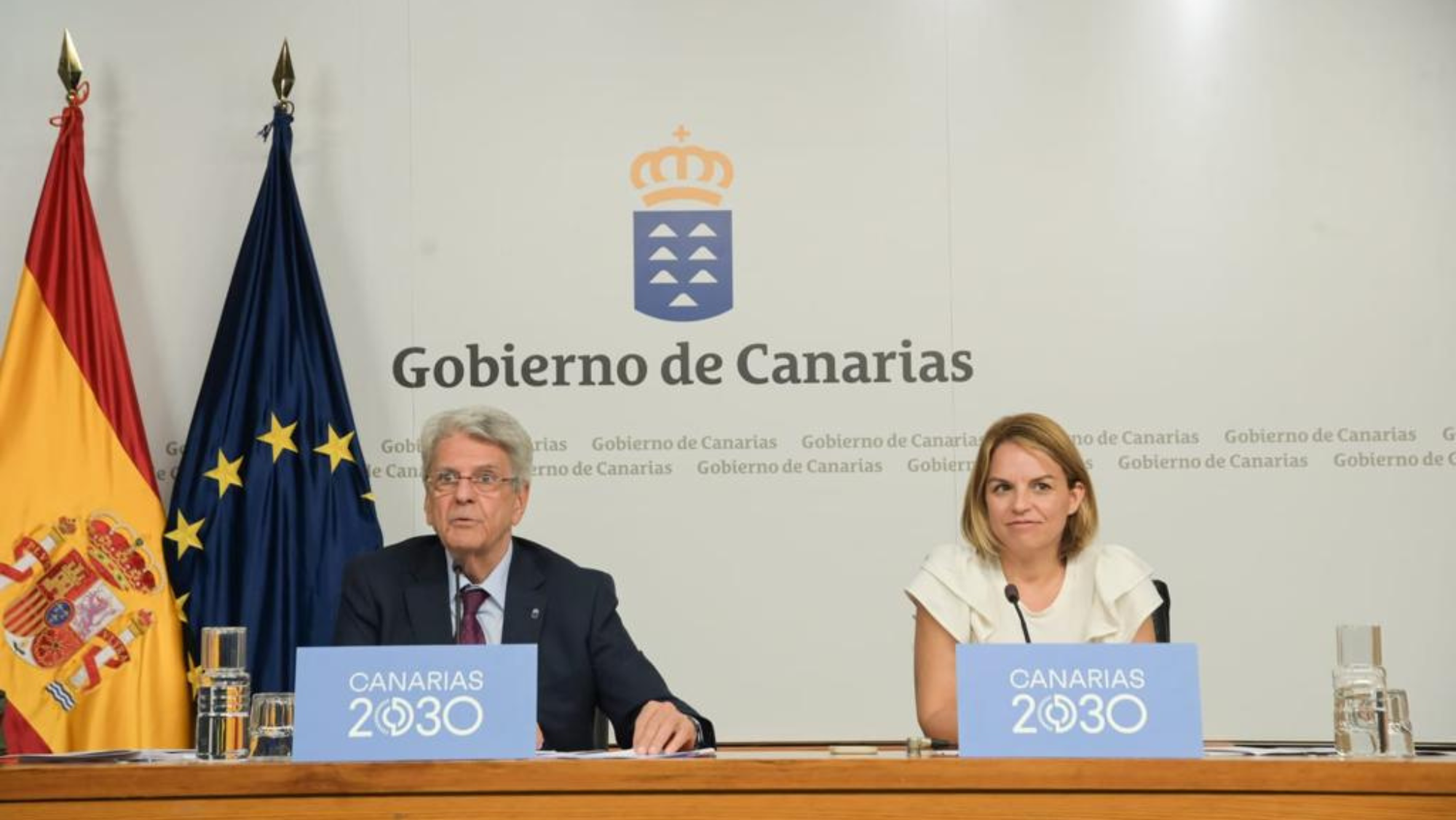 El consejero de Administraciones Públicas, Julio Pérez, y la consejera de Derechos Sociales, Noemí Santana, durante una rueda de prensa. / CONSEJERÍA DE DERECHOS SOCIALES
