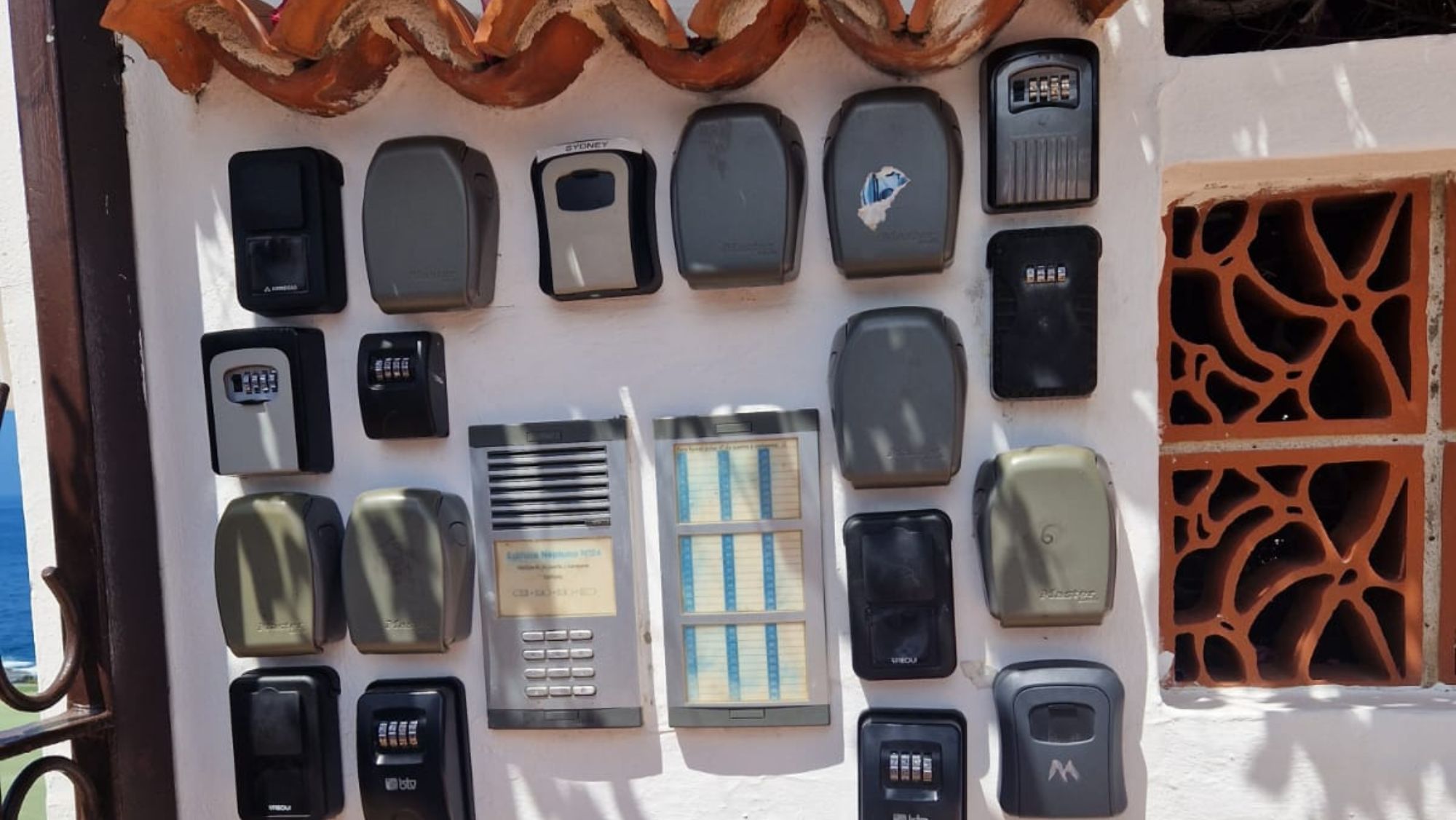 La imagen que vale más que mil palabras: 18 cajetines de llaves para  alquiler vacacional