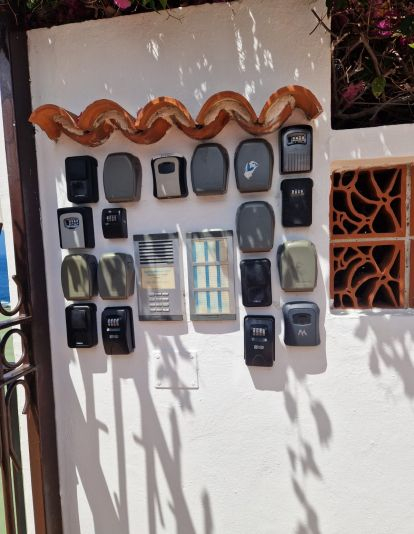 Cajetines de llaves rodean los telefonillos de acceso a una urbanización en Santiago del Teide / AH