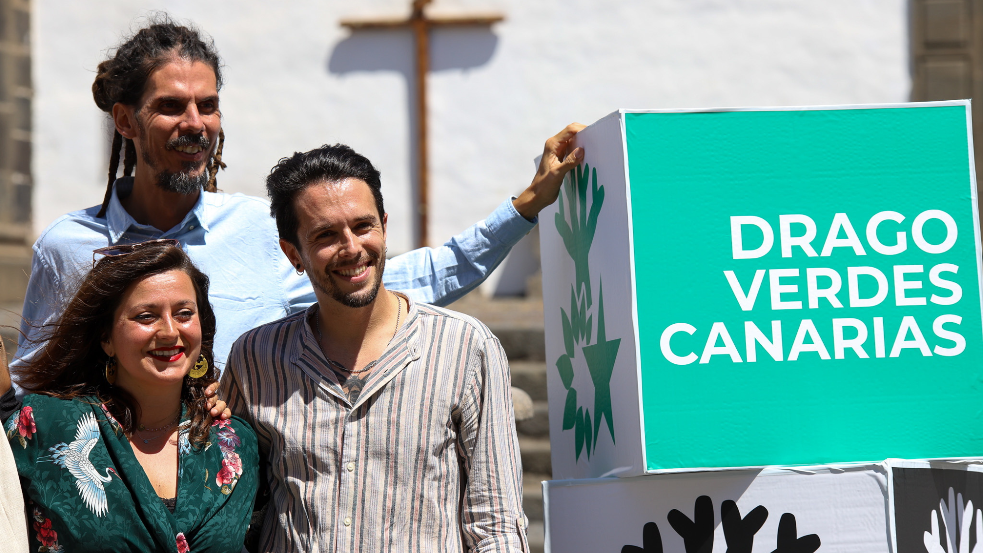 El candidato de Drago Verdes Canarias a la Presidencia de Canarias y a la alcaldía de La Laguna, Alberto Rodríguez (i), con los candidatos de su formación al Cabildo insular, Sara Hernández y Jonathan Pérez. / EFE