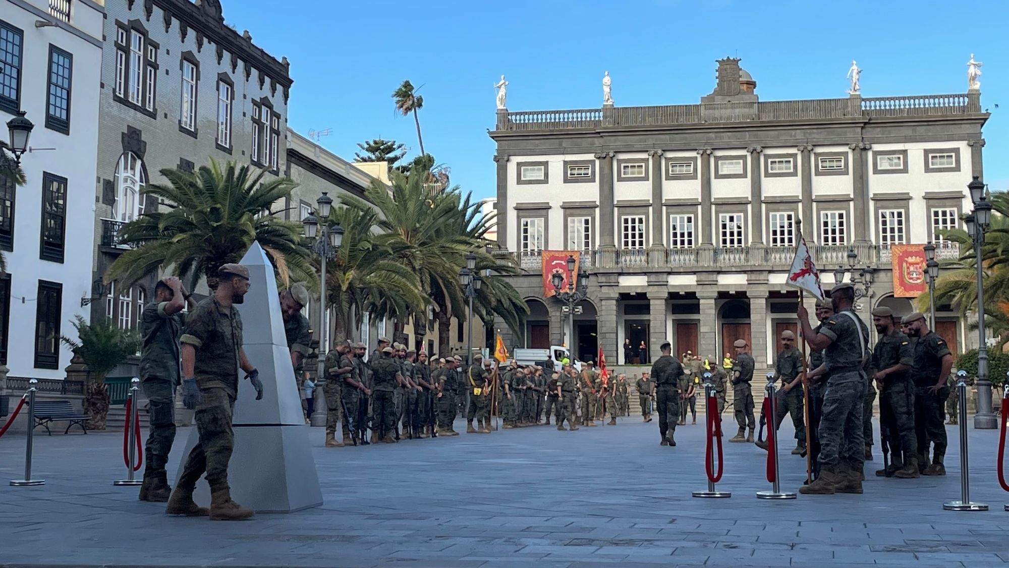 El Regimiento de Infantería Canarias 50, durante su ensayo para preparar el acto de este viernes en Vegueta. / AH