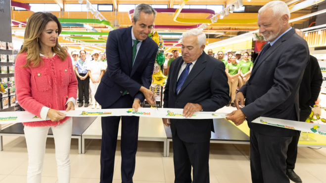 Olivia Llorca, Miguel Jorge, Andrés Domínguez y Javier Puga, en la inauguración de un supermercado en Santa Brígida. / HIPERDINO Olivia Llorca, Miguel Jorge, Andrés Domínguez y Javier Puga, en la inauguración de un supermercado en Santa Brígida. / HIPERDINO