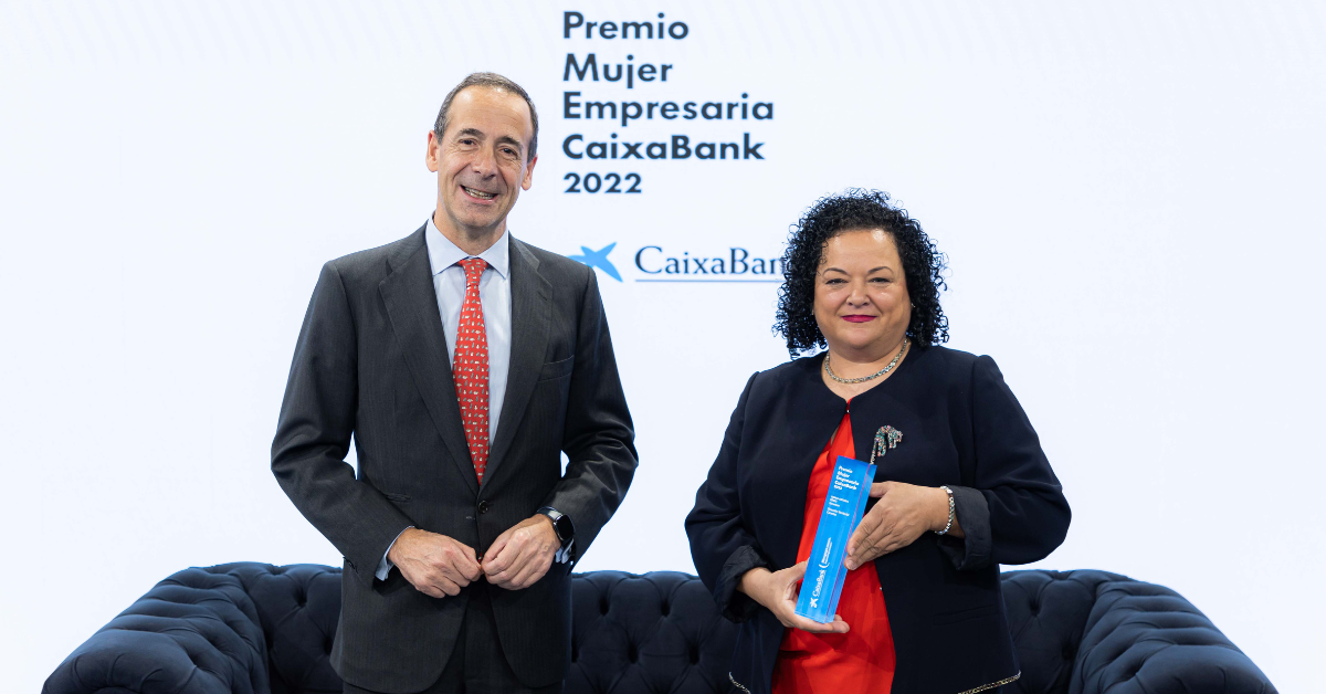 Gonzalo Gortázar, consejero delegado de CaixaBank, y Sonia Ortega, ganadora territorial de la última edición de los Premios Mujer Empresaria / CAIXABANK