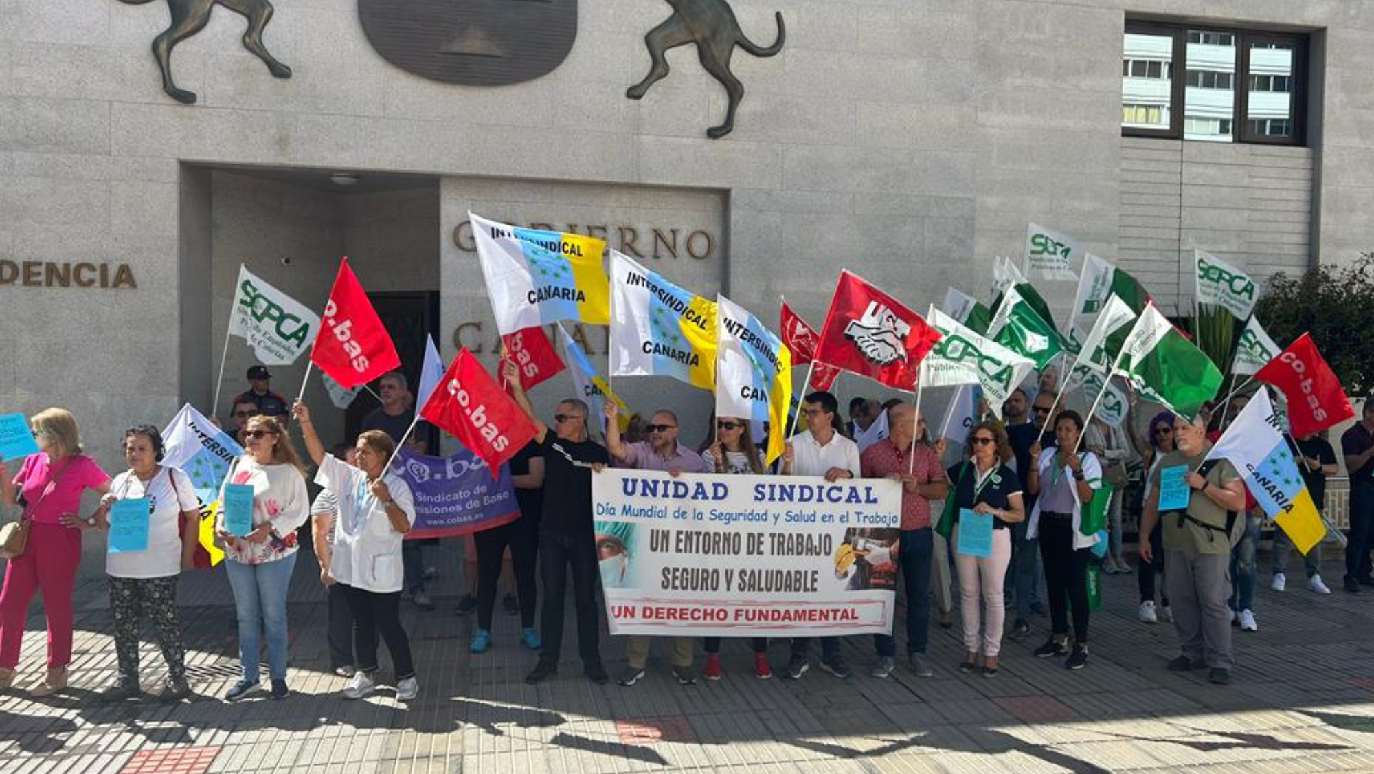 Trabajadores del SCS se concentran en la sede del Gobierno de Canarias en Las Palmas de Gran Canaria / LUNA MOYA - ATLÁNTICO HOY
