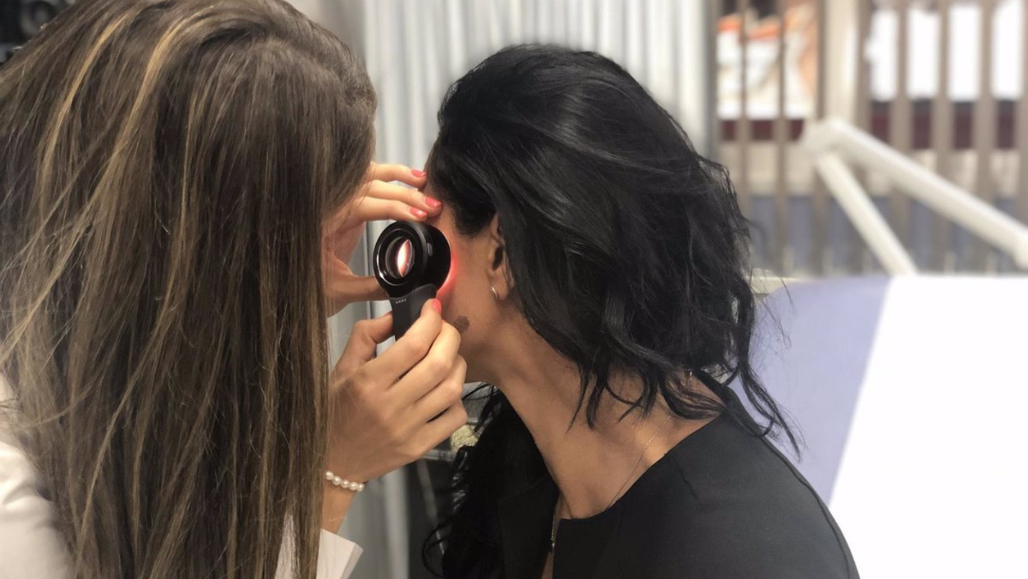 Una dermatóloga atiende a una paciente / EUROPA PRESS